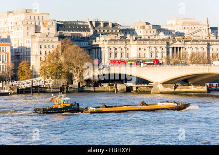 Bateau remorqueur chaland de direction sur la Tamise, South Bank, London Borough of Lambeth, Greater London, Angleterre, Royaume-Uni Banque D'Images