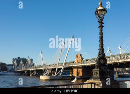 Hungerford Bridge et Golden Jubilee passerelle pour piétons à travers Tamise, London Borough of Lambeth, Greater London, Angleterre, Royaume-Uni Banque D'Images