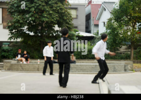 Des étudiants japonais trouble Garçon jouant dans un parc public à Crea Mall (Kawagoe) à Saitama, Japon Banque D'Images