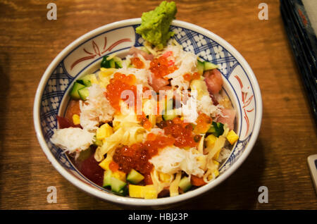 La nourriture japonaise la garniture aux fruits de mer riz Donburi appel ou Don re, dans un restaurant local à Saitama, Japon Banque D'Images