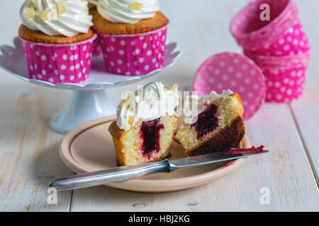 Cupcakes au citron avec des fruits du remplissage. Banque D'Images