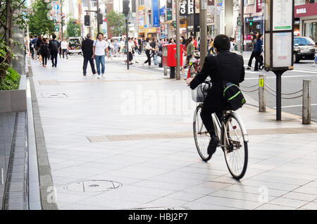 Les japonais de concordance de Marche et vélo route trafic location sur à côté de la voie de circulation routière à Shinjuku City le 20 octobre 2016 à Tokyo, Japon Banque D'Images