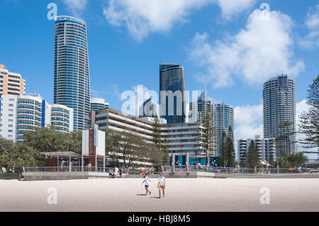 Les bâtiments de grande hauteur à partir de la plage de Surfers Paradise, Surfers Paradise, ville de Gold Coast, Queensland, Australie Banque D'Images