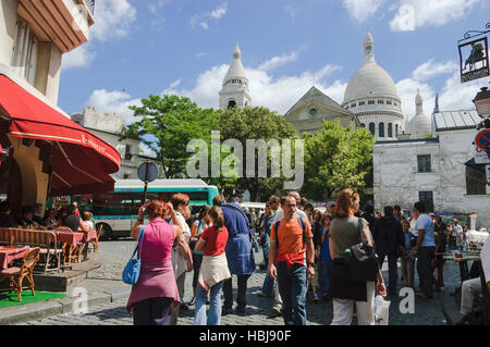 Vue grand angle de la Place du Tertre, un carré dans le quartier Montmartre de Paris où les artistes vendent leurs créations à l'extérieur. Banque D'Images