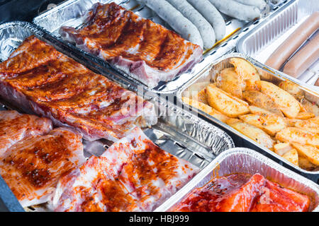 Différentes sortes de viande et saucisses grillées Banque D'Images