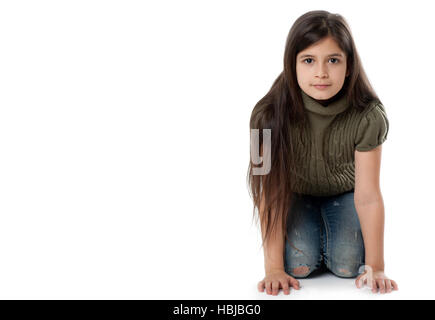 Jeune fille assise sur le terrain Banque D'Images