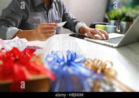 Donner de cadeau main créatrice le choix et la main avec don. Livraison de cadeaux, surprise, ordinateur portable et téléphone intelligent sur mable 24,effet film filtre Banque D'Images