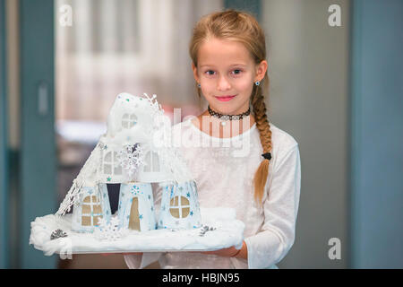 Little girl holding son métier maison en carton. Happy home concept. Banque D'Images