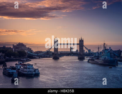 Le lever du soleil sur le Tower Bridge Banque D'Images