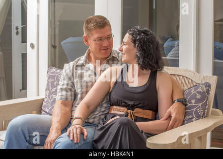 Jeune couple on Porch Banque D'Images