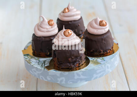 Petits gâteaux au chocolat avec meringue Suisse. Banque D'Images