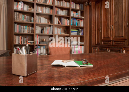 Table d'étude avec des stylos et des livres Banque D'Images