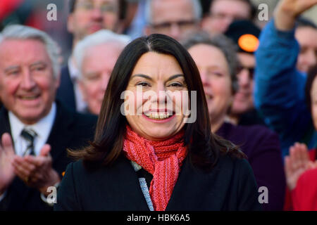 Sarah Olney (LibDem), nouvellement élue députée de Richmond Park, lors d'un événement sur College Green lui souhaiter au Parlement, le 5 décembre 2016 Banque D'Images