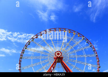 La grande roue sur le fond de ciel bleu Banque D'Images