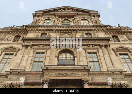 La façade de la Pavillon Sully (Le Louvre) à Paris (France). Banque D'Images