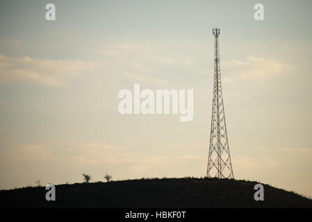 Mobile phone tower on hill Banque D'Images