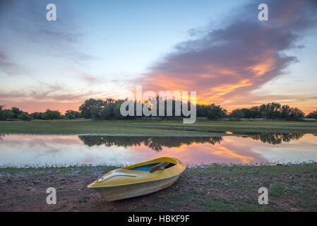 Lever du Soleil avec Kayak en premier plan Banque D'Images