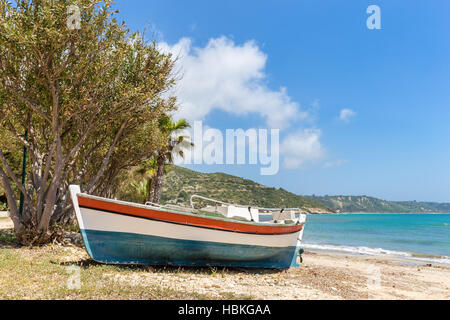 Bateau coloré situé sur la plage de grec Banque D'Images