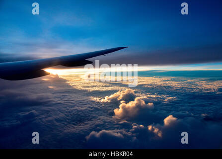 Août 2015.Fly de Singapour à Houston.Vue sur l'aile droite avion de passagers.Ci-dessous les épais nuages illuminés par le soleil.vue horizontale Banque D'Images