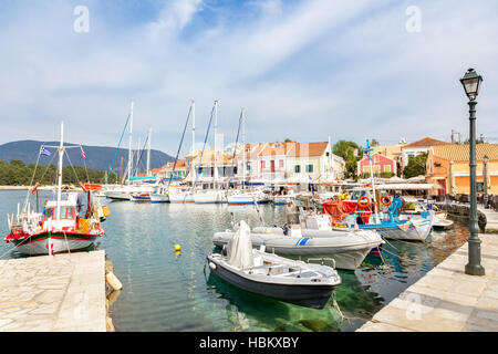 Port grec avec des bateaux à voile à Fiskardo Banque D'Images