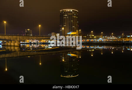 L'Obel Tower et la rivière Lagan de nuit. Belfast, en Irlande du Nord Banque D'Images