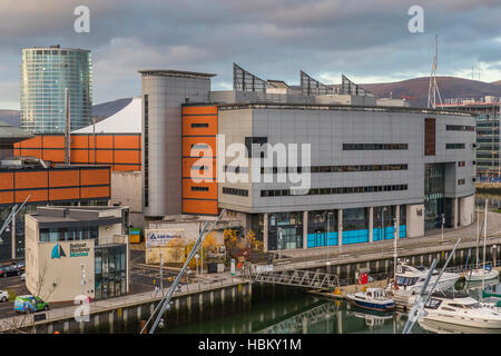 Ancien bassin dock, maintenant une marina sous l'Arc apartments, Queens Road, Belfast. Une partie des quais de la régénération. Banque D'Images