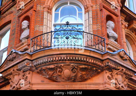 LONDON, UK : détails des façades de maisons victoriennes en brique rouge dans le Borough de Westminster Banque D'Images