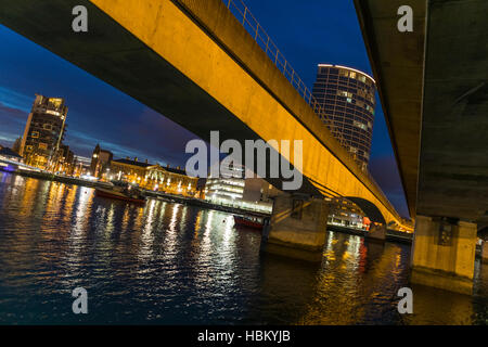 L'Obel Tower et la rivière Lagan, Belfast, en Irlande du Nord pendant la nuit. Banque D'Images