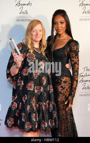 Créateur Sarah Burton avec la marque britannique Award (à gauche) et le modèle Naomi Campbell (à droite) participant à la Fashion Awards 2016 au Royal Albert Hall, Londres. ASSOCIATION DE PRESSE Photo. Photo date : mardi 6 décembre 2016. Crédit photo doit se lire : Matt Crossick/PA Wire. Banque D'Images