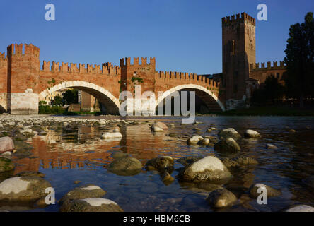 Castelvecchio et pont sur la rivière Adige, château Scaglieri, Vérone Province Vérone, Italie Banque D'Images