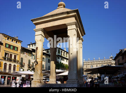 Pilori avec chaîne sur la Piazza Erbe, Vérone, Italie Banque D'Images