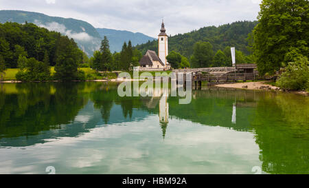 Lac de Bohinj (Bohinjsko jezero), parc national du Triglav, Haute-Carniole, la Slovénie. L'église Saint Jean (sv) Janeza Cerkev à Ribcev Laz. Banque D'Images