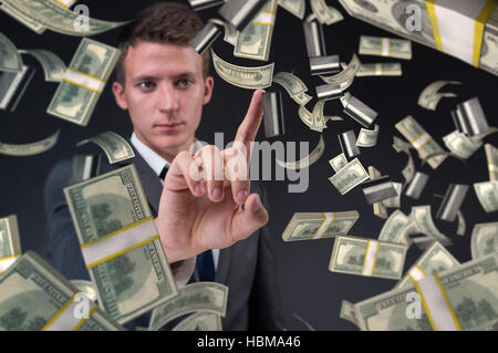 L'homme en appuyant sur le bouton virtuel avec des dollars Banque D'Images