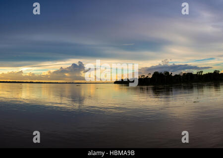 De soleil colorés sur le fleuve Amazone, au Brésil dans la forêt tropicale Banque D'Images