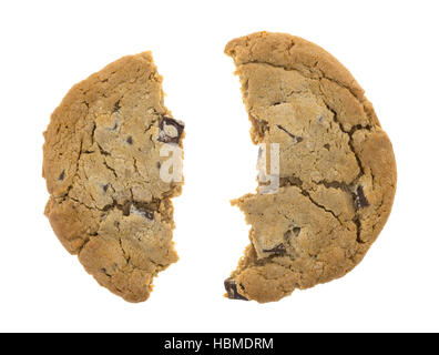 Un double chocolate chip cookie qui a été cassé en deux isolé sur un fond blanc. Banque D'Images