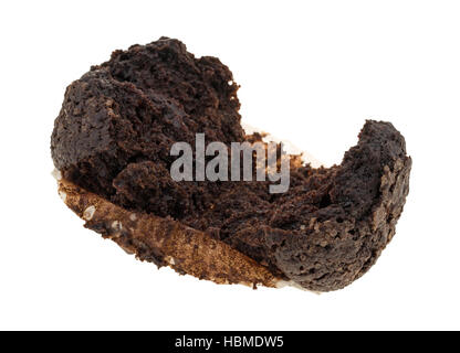 Un muffin double chocolat explosee isolé sur un fond blanc. Banque D'Images