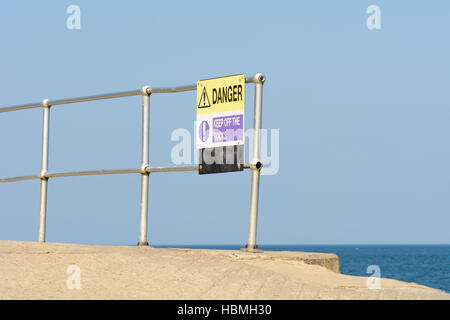 Garder hors de danger signe à seaside Rocks Banque D'Images