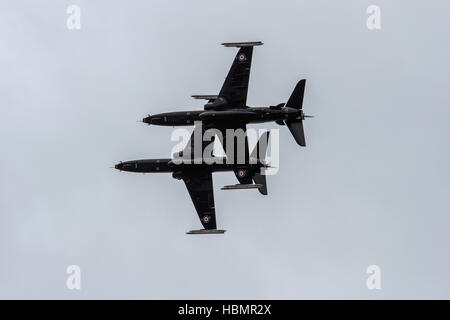 Systèmes BAE Hawk Mk.T2 d'avions d'entraînement à réaction volant à basse altitude au-dessus de la plage de Southport Airshow Banque D'Images