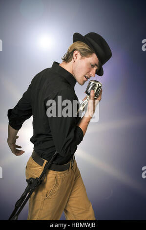 Man singing into microphone Banque D'Images