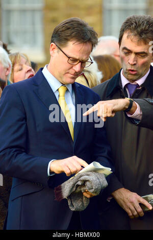 Nick Clegg MP et Tom (LibDem) MP de frein lors d'un événement sur College Green, Westminster... Banque D'Images