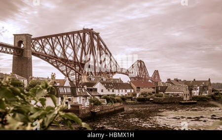 Foyers sous la Forth Rail Bridge Banque D'Images