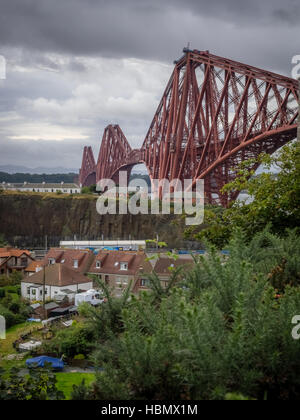 Foyers sous la Forth Rail Bridge Banque D'Images