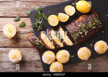 Gâteau au citron et au chocolat muffins au citron glaçage avec gros plan sur la table horizontale vue du dessus. Banque D'Images