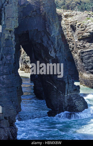 Arches naturelles sur la plage. Banque D'Images