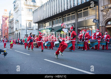 Katumba tambours au la 2016 Santa 2016 Santa Dash à Liverpool qui a battu le record du monde de nombre de pères Noël. Banque D'Images