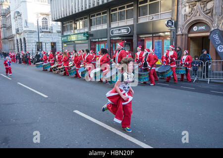 Katumba tambours au la 2016 Santa 2016 Santa Dash à Liverpool qui a battu le record du monde de nombre de pères Noël. Banque D'Images