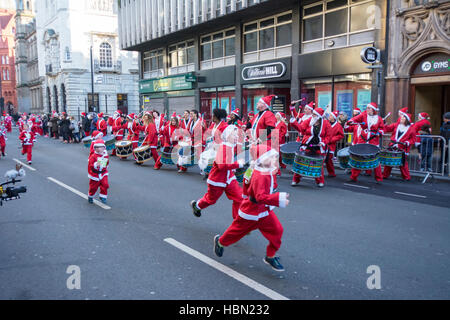 Katumba tambours au la 2016 Santa 2016 Santa Dash à Liverpool qui a battu le record du monde de nombre de pères Noël. Banque D'Images