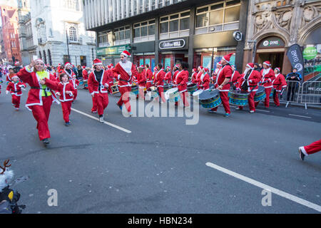 Katumba tambours au la 2016 Santa 2016 Santa Dash à Liverpool qui a battu le record du monde de nombre de pères Noël. Banque D'Images