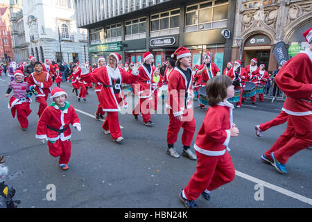 Katumba tambours au la 2016 Santa 2016 Santa Dash à Liverpool qui a battu le record du monde de nombre de pères Noël. Banque D'Images