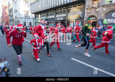 Katumba tambours au la 2016 Santa 2016 Santa Dash à Liverpool qui a battu le record du monde de nombre de pères Noël. Banque D'Images